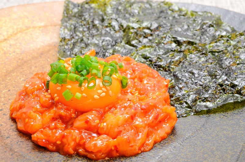 送料無料 えんがわ ユッケ風 90g 小分け45g×2パック 韓国風のピリ辛タレでユッケ風に仕上げました。【えんがわ エンガワ 縁側 ユッケ 韓国風 海鮮惣菜 ご飯のお供 おかず おつまみ 珍味 酒の肴 豊洲市場】