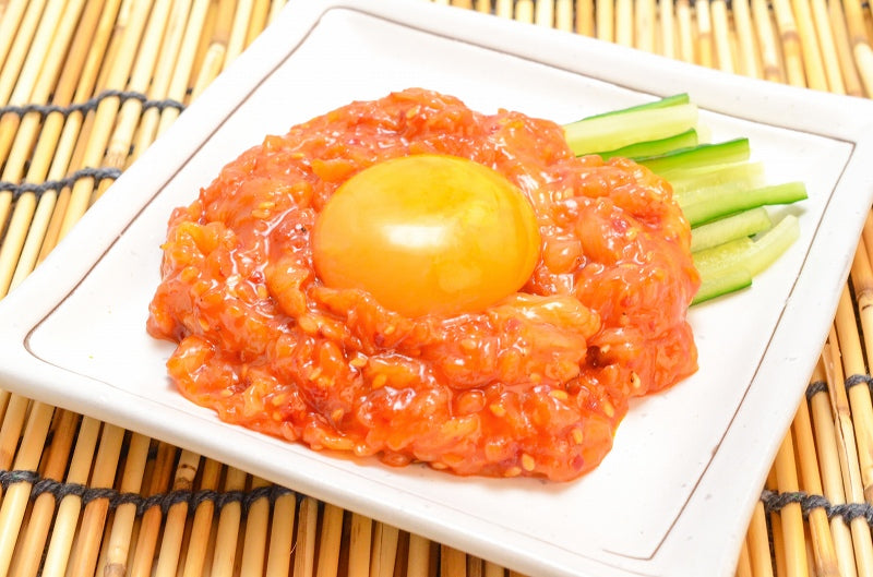 送料無料 えんがわ ユッケ風 90g 小分け45g×2パック 韓国風のピリ辛タレでユッケ風に仕上げました。【えんがわ エンガワ 縁側 ユッケ 韓国風 海鮮惣菜 ご飯のお供 おかず おつまみ 珍味 酒の肴 豊洲市場】