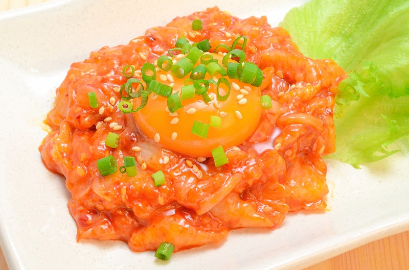 送料無料 えんがわ ユッケ風 90g 小分け45g×2パック 韓国風のピリ辛タレでユッケ風に仕上げました。【えんがわ エンガワ 縁側 ユッケ 韓国風 海鮮惣菜 ご飯のお供 おかず おつまみ 珍味 酒の肴 豊洲市場】