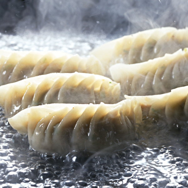 送料無料 雷神ぎょうざ 冷凍餃子 約20g×50個 門外不出の雷神餃子。プロの味をご家庭で 【餃子 ぎょうざ ギョウザ ギョーザ 焼き餃子 水餃子 揚げ餃子 蒸し餃子 中華 点心 飲茶 冷凍食品】