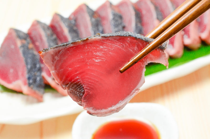 送料無料 かつおのたたき 250〜300g前後×1サク 香ばしい炭火焼の鰹たたき!お刺身用の超新鮮なカツオをたたきに【カツオたたき かつおたたき 鰹たたき 鰹のタタキ 塩かつお トロかつお トロカツオ 初がつお 戻りがつお 寿司 ギフト】