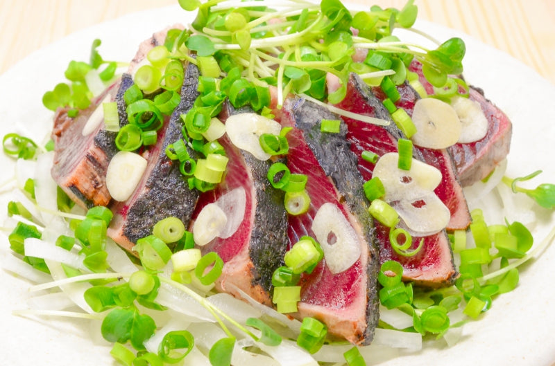 送料無料 かつおのたたき 250〜300g前後×1サク 香ばしい炭火焼の鰹たたき!お刺身用の超新鮮なカツオをたたきに【カツオたたき かつおたたき 鰹たたき 鰹のタタキ 塩かつお トロかつお トロカツオ 初がつお 戻りがつお 寿司 ギフト】