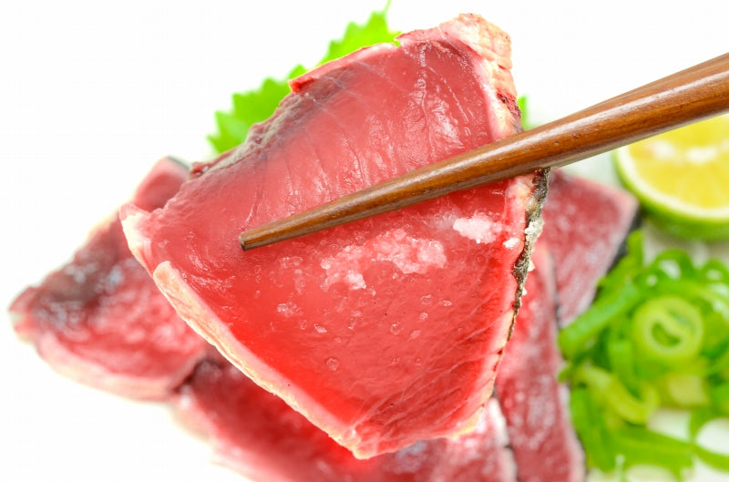 送料無料 かつおのたたき 250〜300g前後×1サク 香ばしい炭火焼の鰹たたき!お刺身用の超新鮮なカツオをたたきに【カツオたたき かつおたたき 鰹たたき 鰹のタタキ 塩かつお トロかつお トロカツオ 初がつお 戻りがつお 寿司 ギフト】