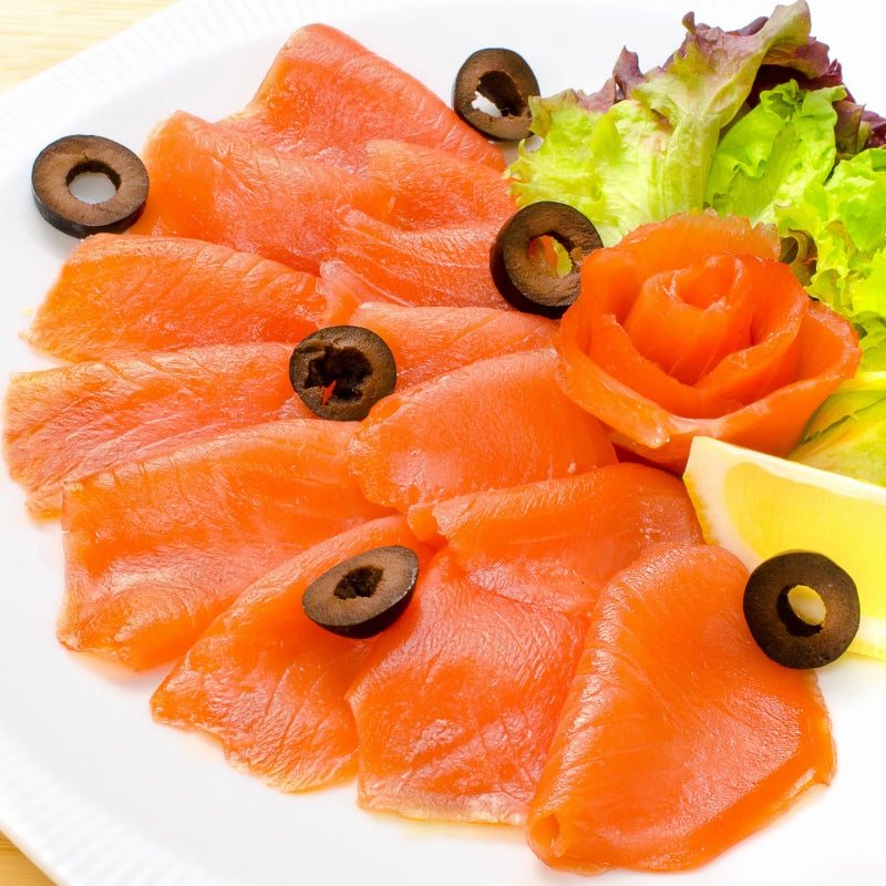 【送料無料】スモークワインサーモン白 100g 本格振塩製法!桜の香。国際線機内食エグゼクティブクラスでも採用!築地のスモークサーモンは鮮度抜群【サーモン スモーク 鮭 トロサーモン 刺身 オードブル サラダ 燻製 料理 ギフト】