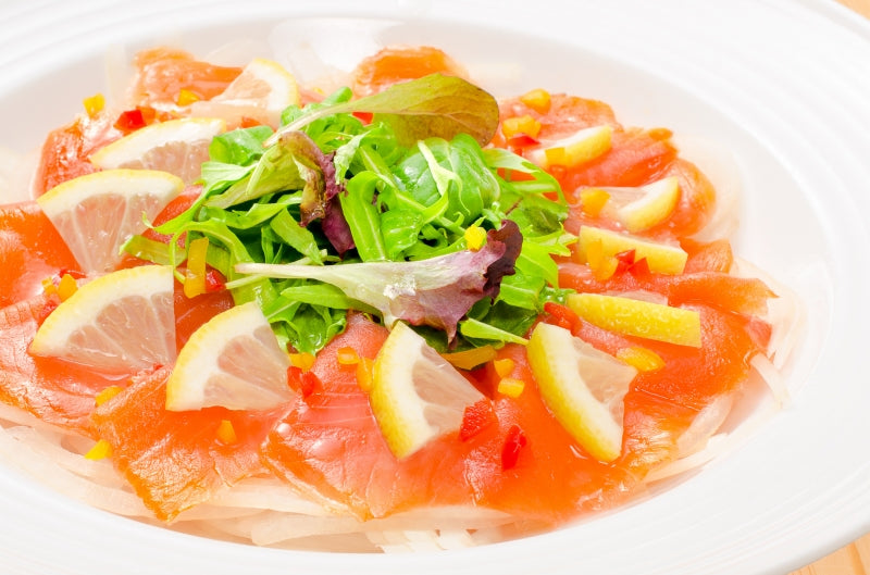 【送料無料】スモークワインサーモン白 100g 本格振塩製法!桜の香。国際線機内食エグゼクティブクラスでも採用!築地のスモークサーモンは鮮度抜群【サーモン スモーク 鮭 トロサーモン 刺身 オードブル サラダ 燻製 料理 ギフト】